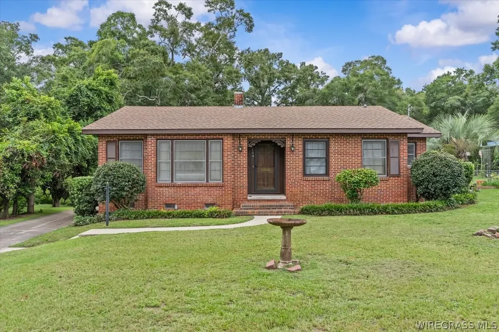 108 E Register Avenue Geneva AL 36340
