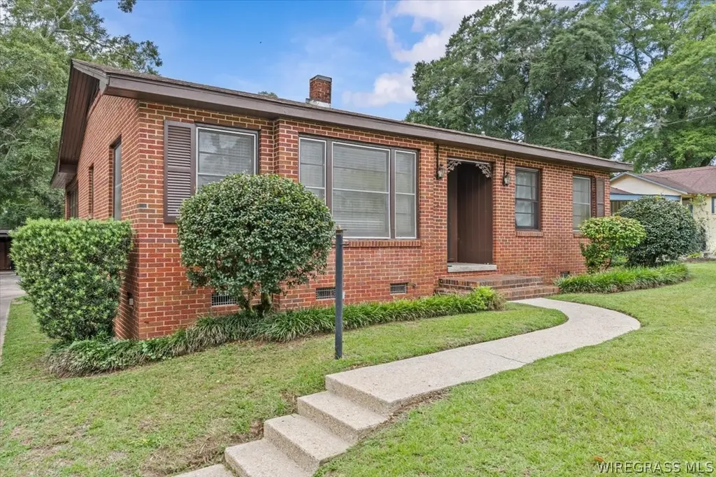 108 E Register Avenue Geneva AL 36340