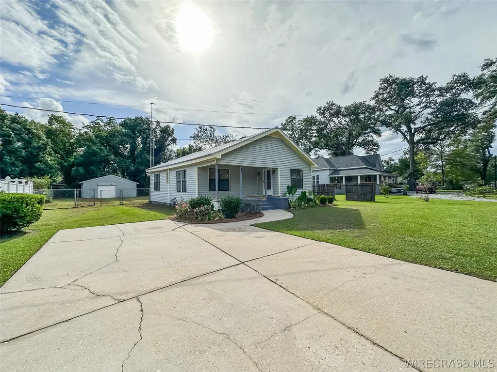 108 S Greenwood Street Geneva AL 36340