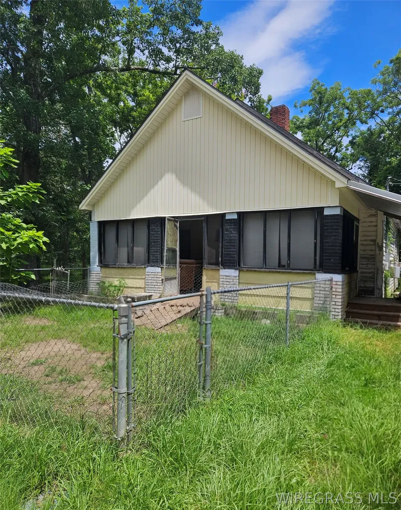 129 E Fleming Avenue Geneva AL 36340