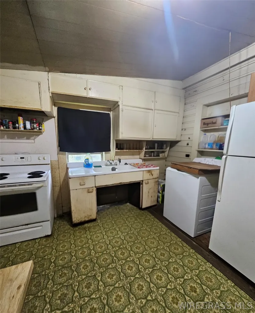129 E Fleming Avenue Geneva AL 36340