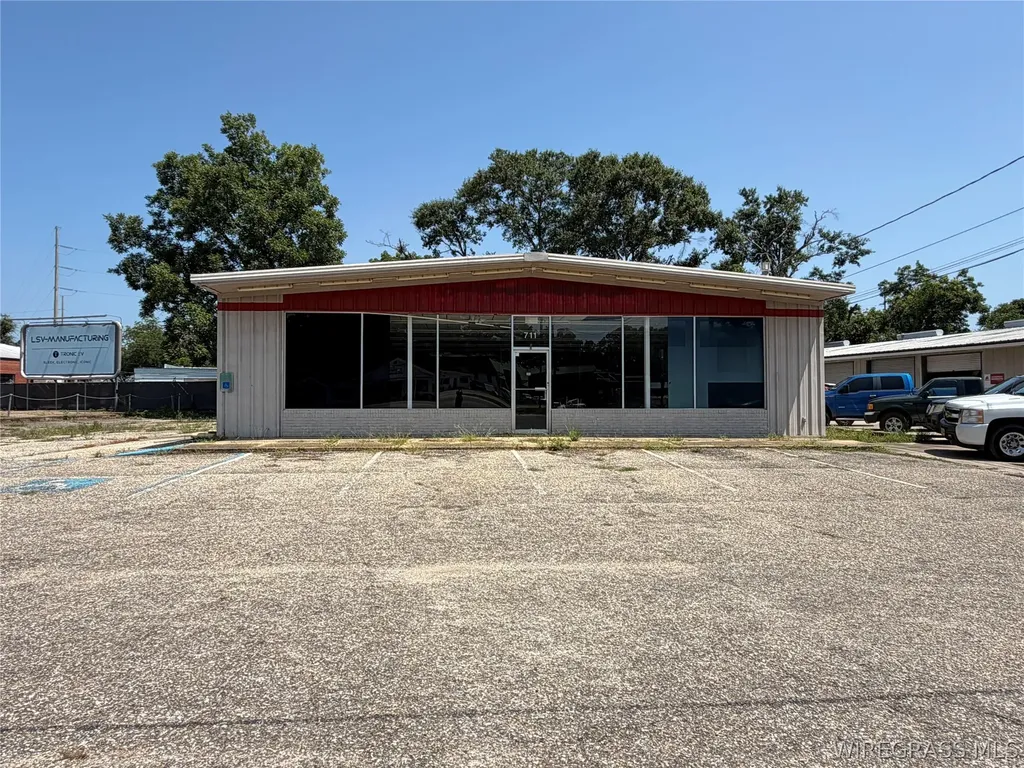 711 E Town Avenue Geneva AL 36340