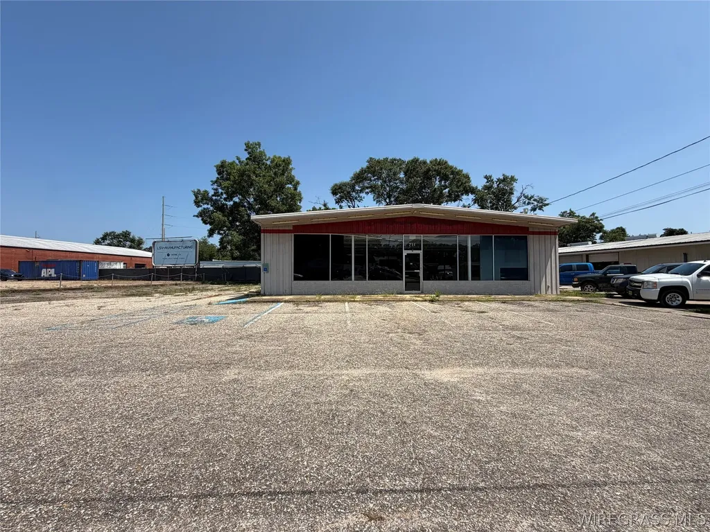 711 E Town Avenue Geneva AL 36340