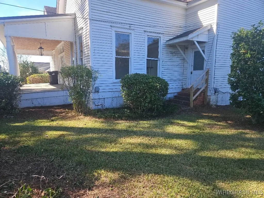 77 King Street E Newton AL 36352