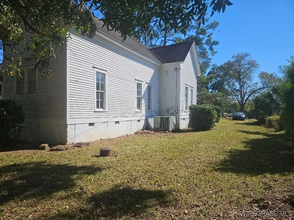 77 King Street E Newton AL 36352