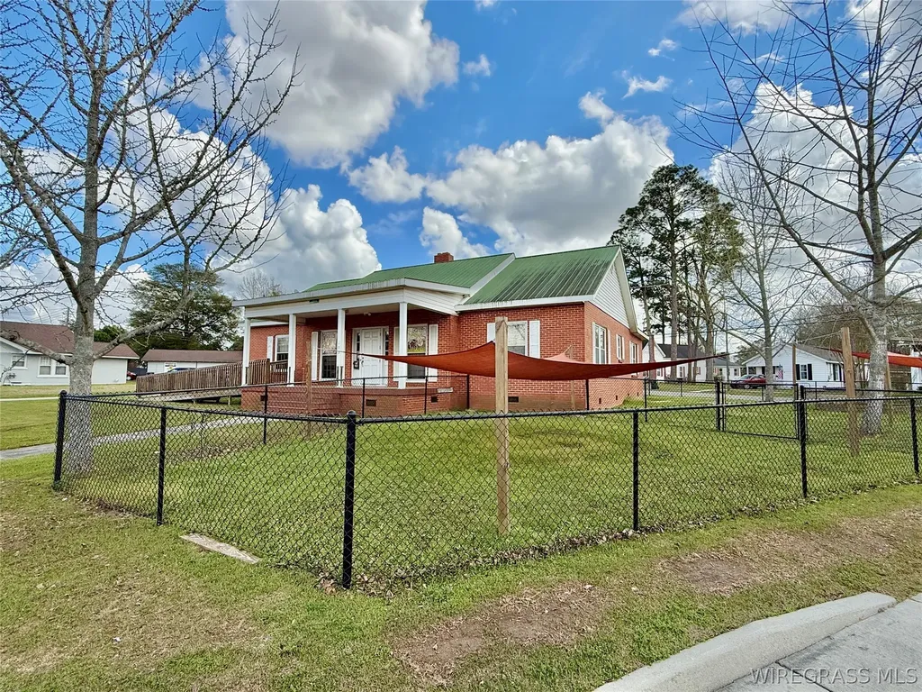 209 W Main Street Hartford AL 36344