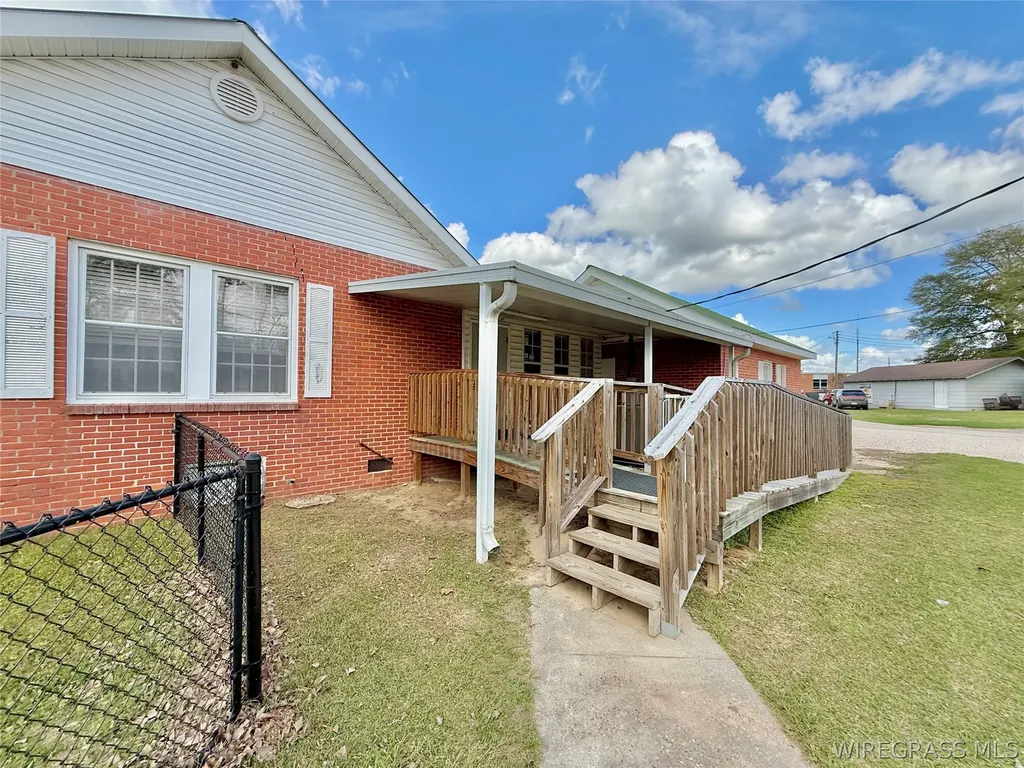 209 W Main Street Hartford AL 36344
