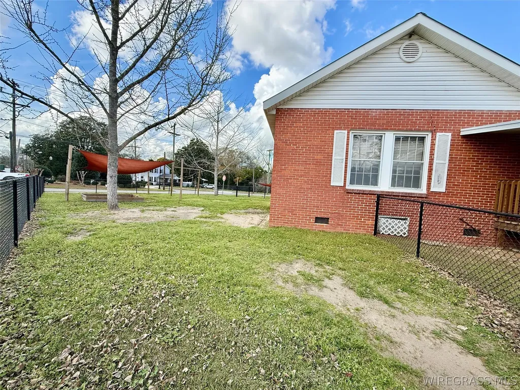 209 W Main Street Hartford AL 36344