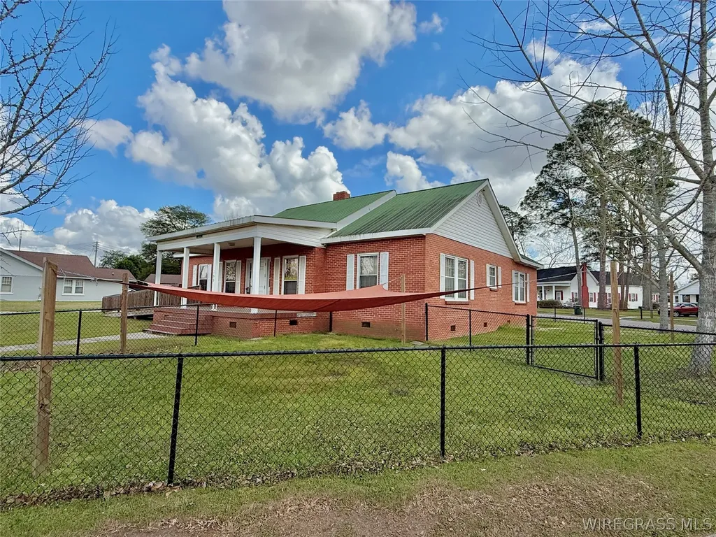 209 W Main Street Hartford AL 36344