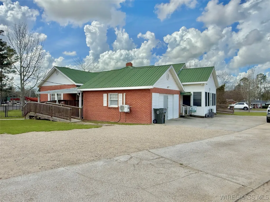 209 W Main Street Hartford AL 36344