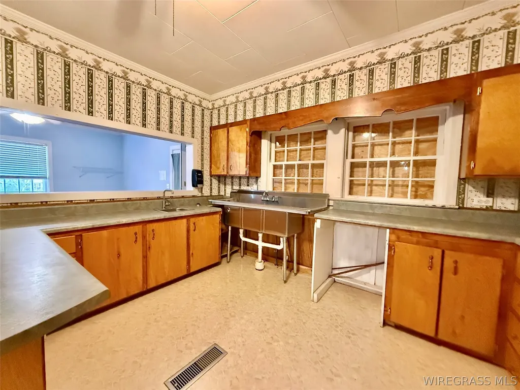 209 W Main Street Hartford AL 36344