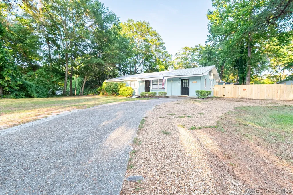 407 Meadowlake Drive Ozark AL 36360