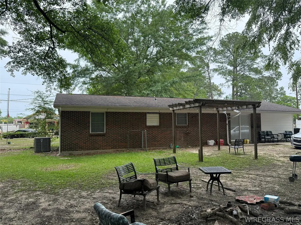 1203 W Pine Avenue Geneva AL 36340