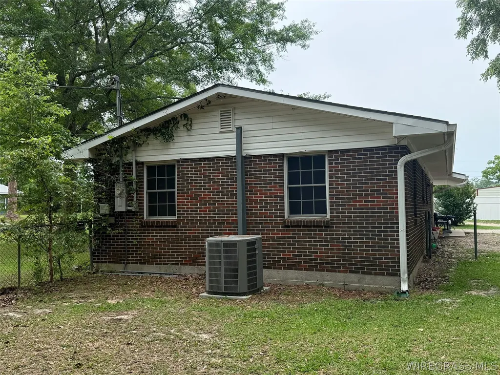 1203 W Pine Avenue Geneva AL 36340