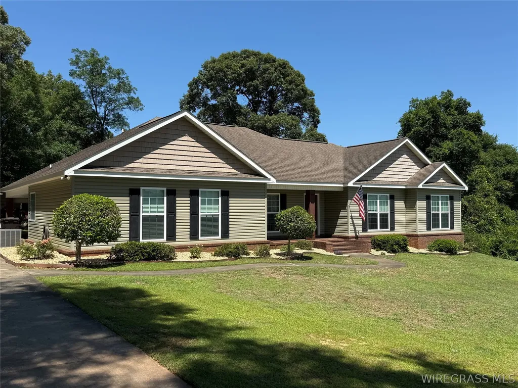 1215 E Mckinnon Street New Brockton AL 36351