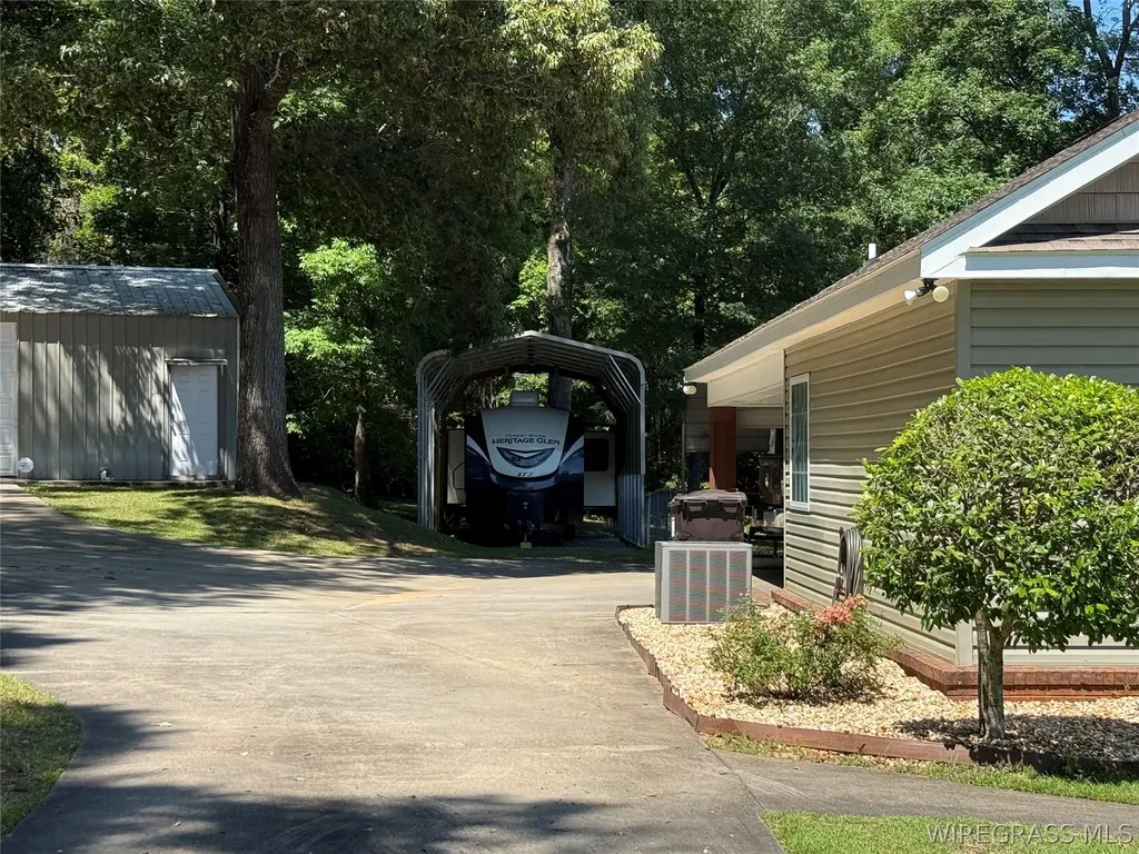 1215 E Mckinnon Street New Brockton AL 36351