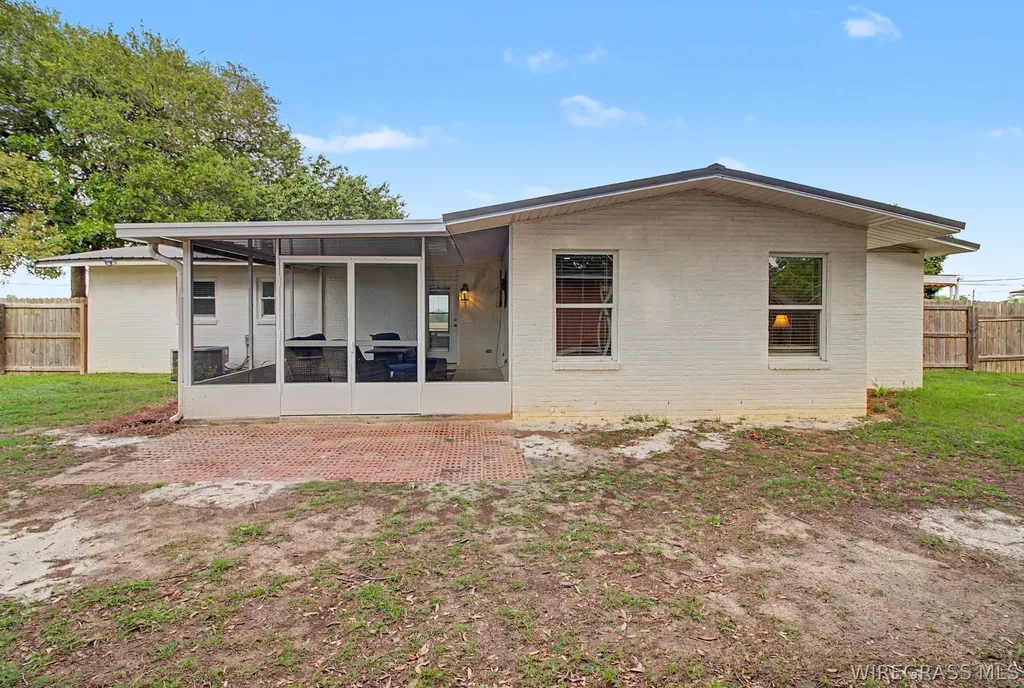 402 Cable Street Headland AL 36345