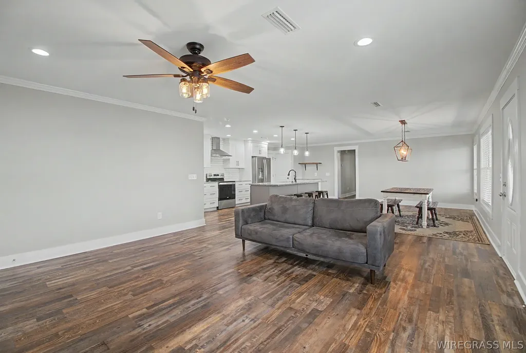 402 Cable Street Headland AL 36345