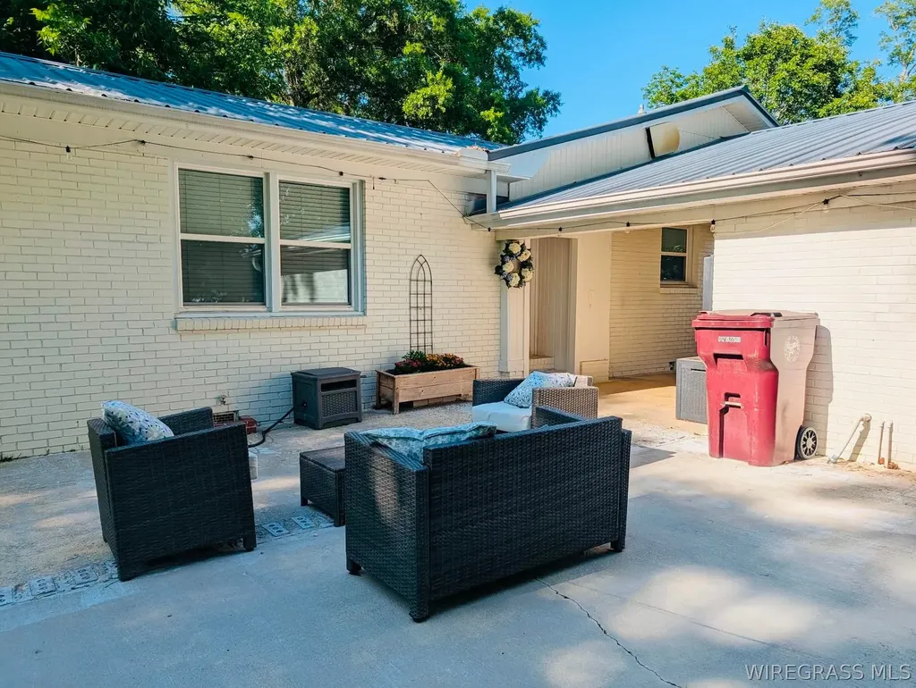 241 N Morris Street Slocomb AL 36375