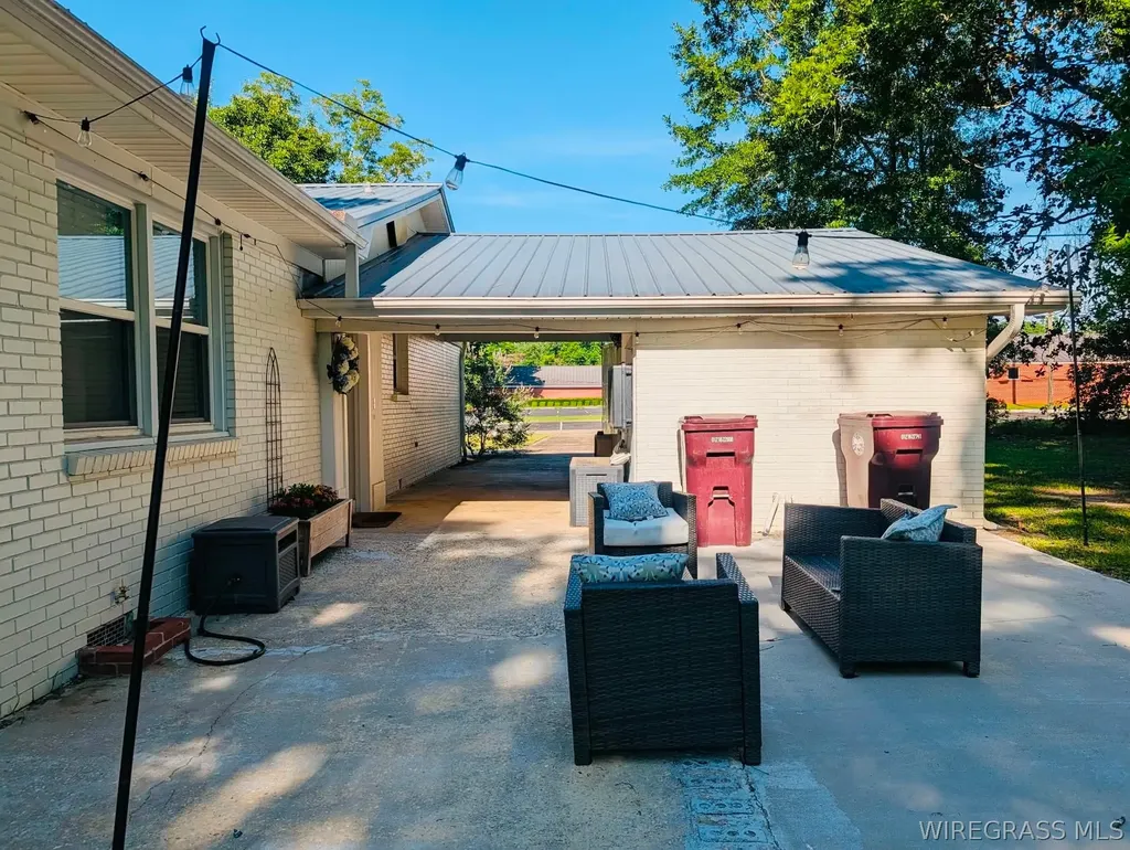 241 N Morris Street Slocomb AL 36375