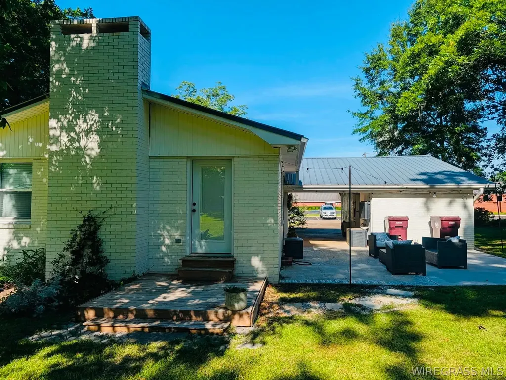241 N Morris Street Slocomb AL 36375