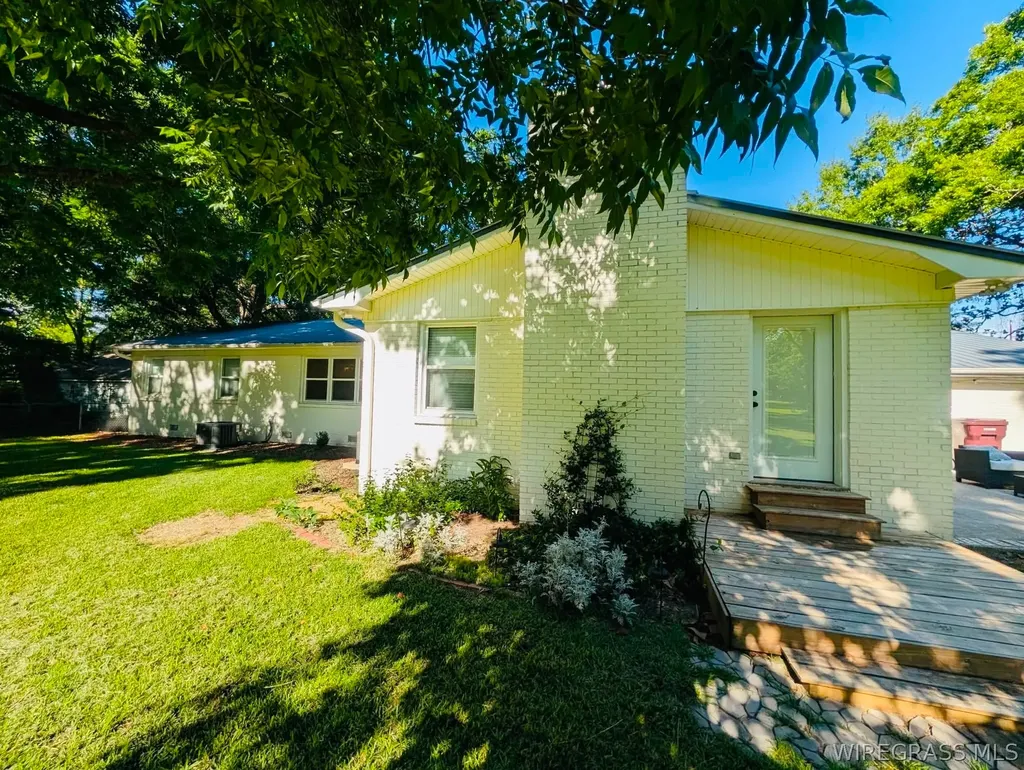 241 N Morris Street Slocomb AL 36375
