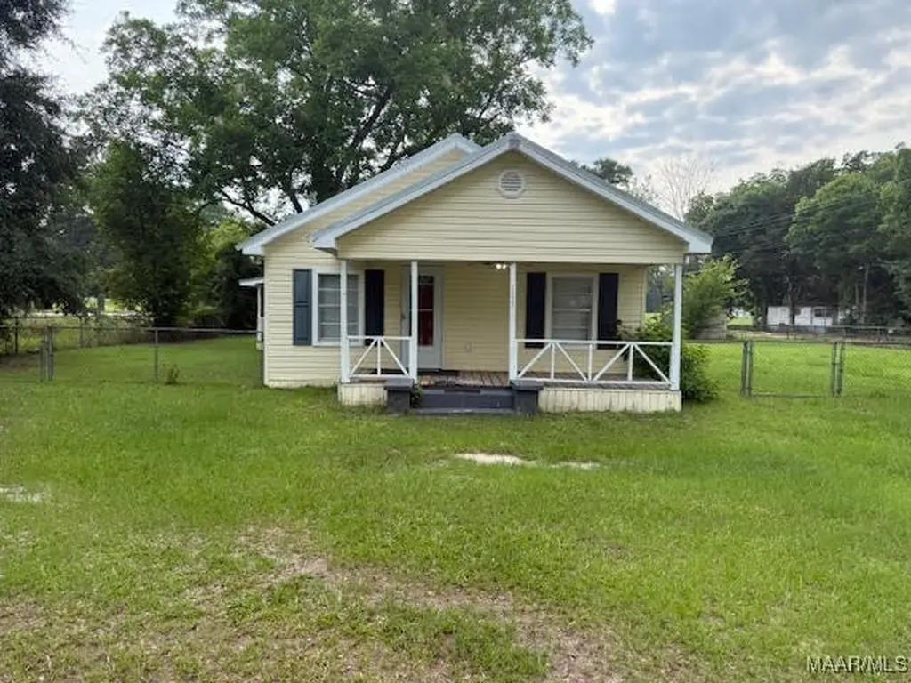 105 N Pleasant Street Geneva AL 36340