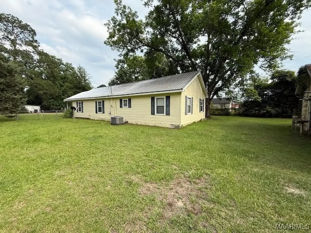 105 N Pleasant Street Geneva AL 36340
