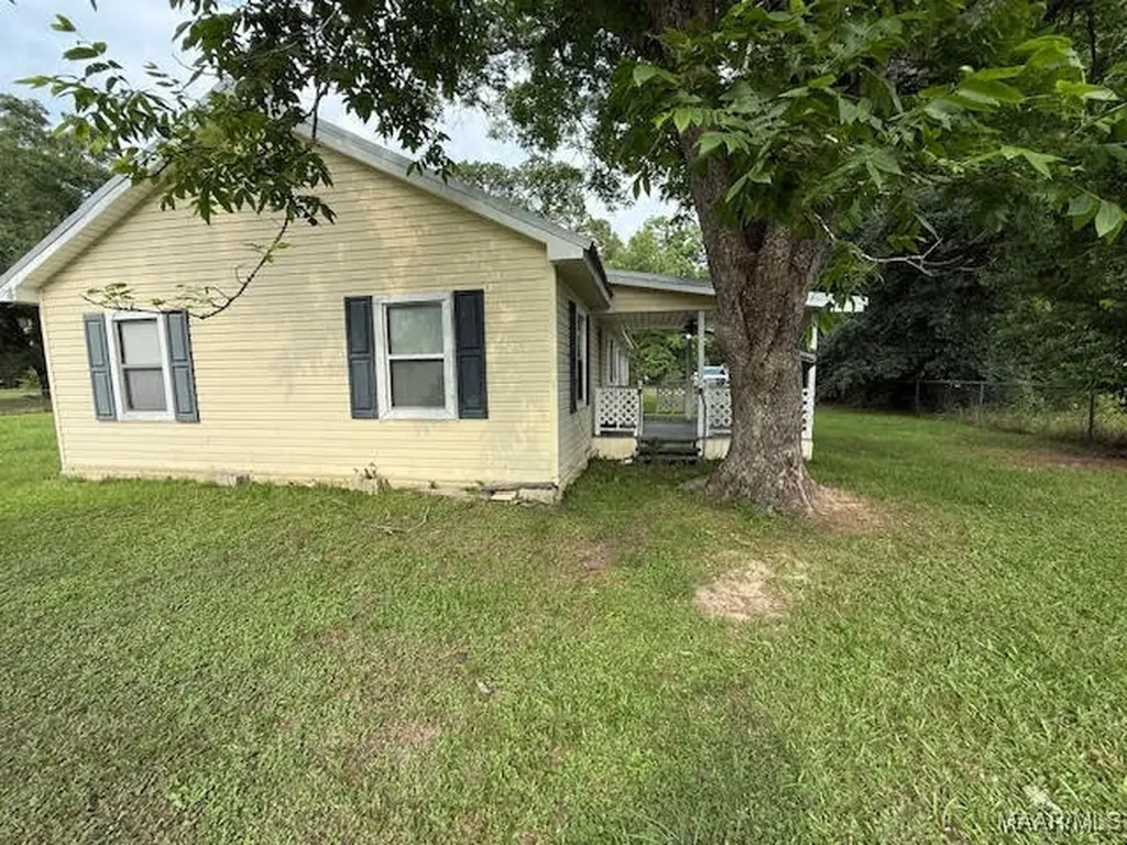 105 N Pleasant Street Geneva AL 36340