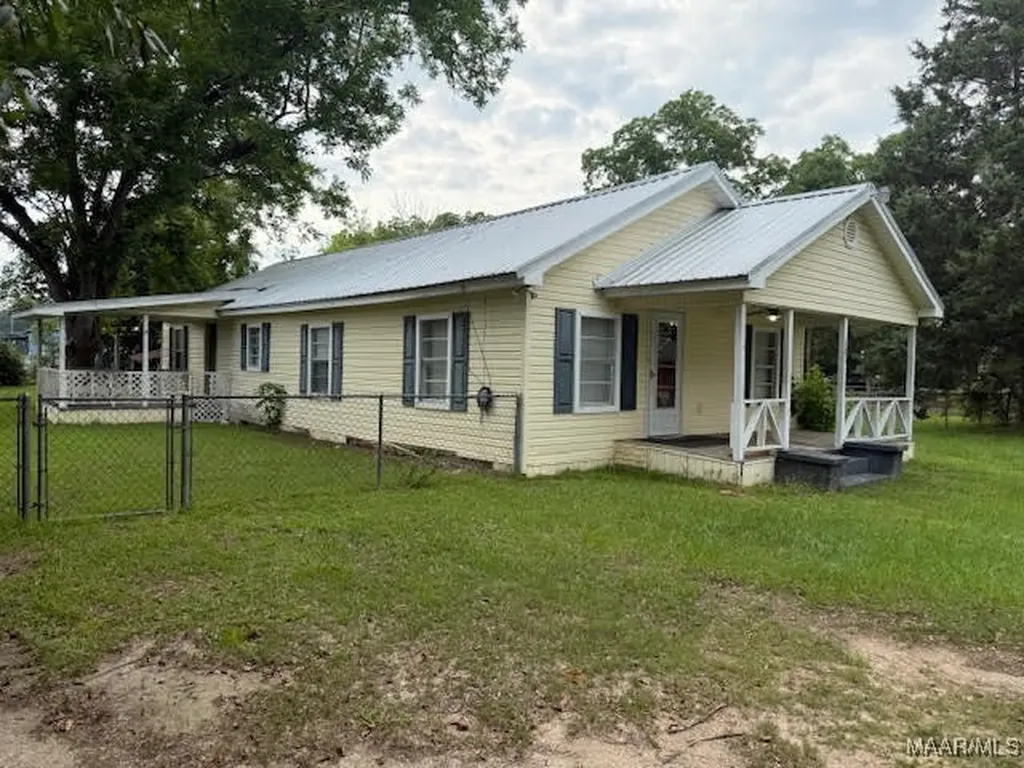 105 N Pleasant Street Geneva AL 36340