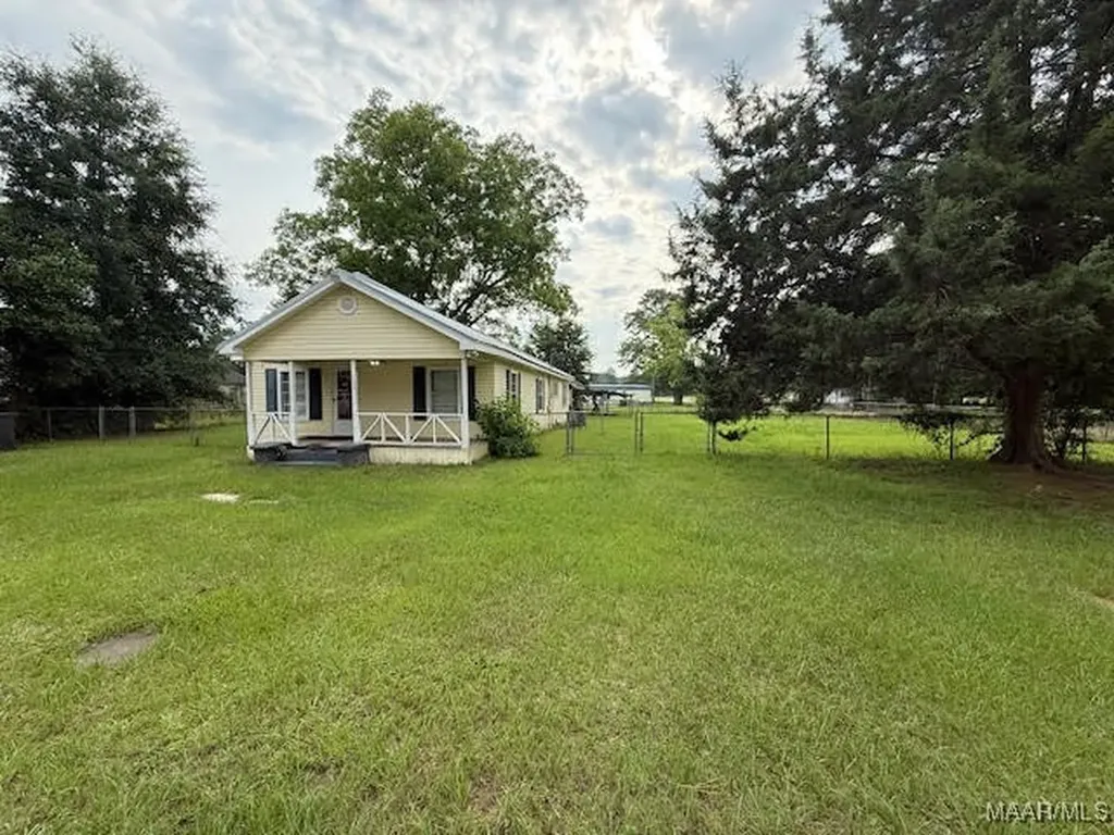 105 N Pleasant Street Geneva AL 36340