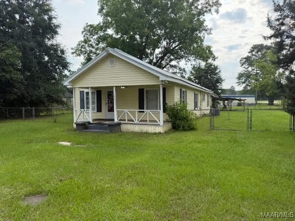 105 N Pleasant Street Geneva AL 36340