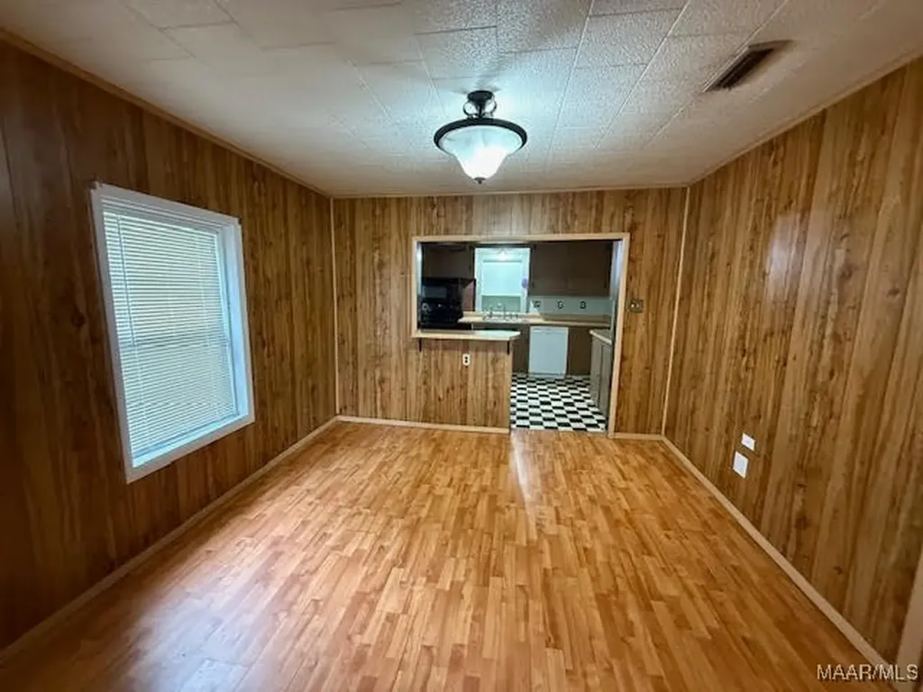 105 N Pleasant Street Geneva AL 36340