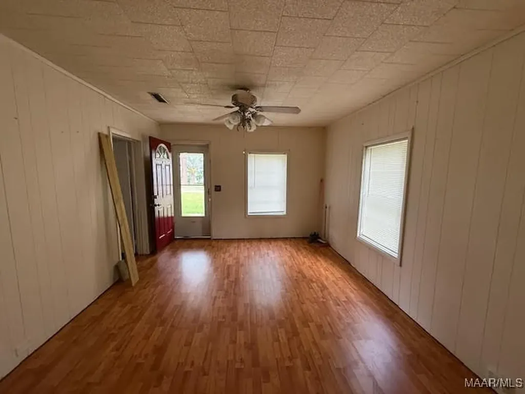 105 N Pleasant Street Geneva AL 36340