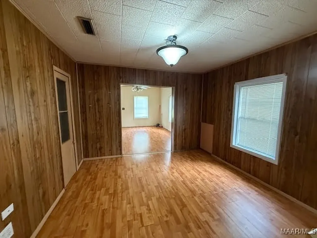 105 N Pleasant Street Geneva AL 36340