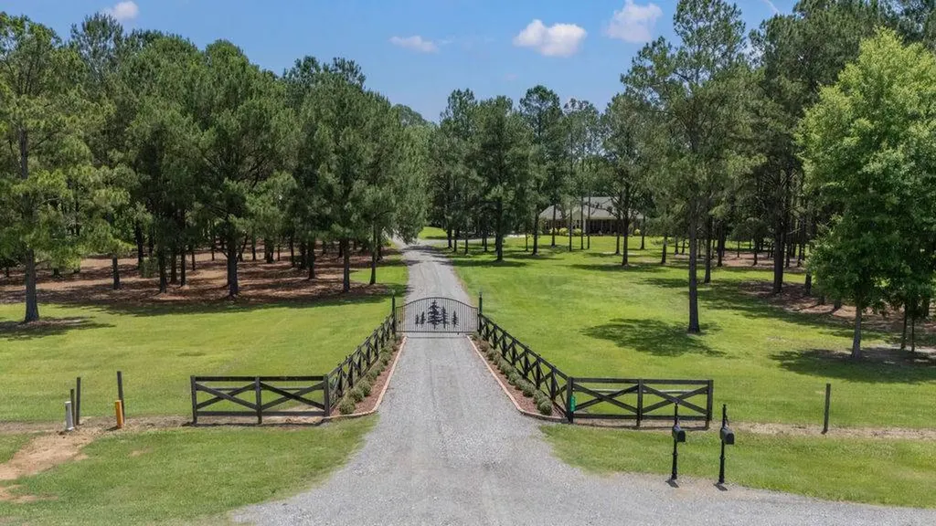 6103 County Road 37 South Hope Hull AL 36043