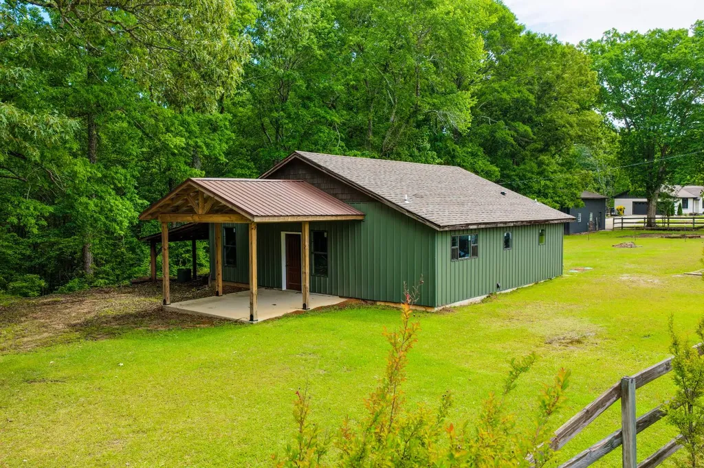252 County Road 1 Hamilton AL 35570
