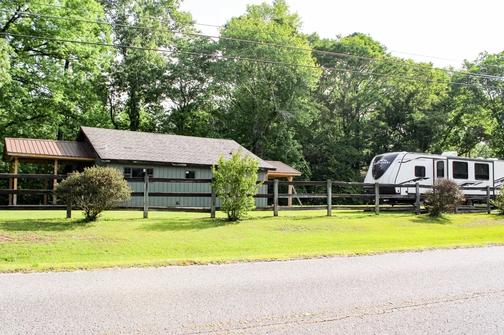 252 County Road 1 Hamilton AL 35570