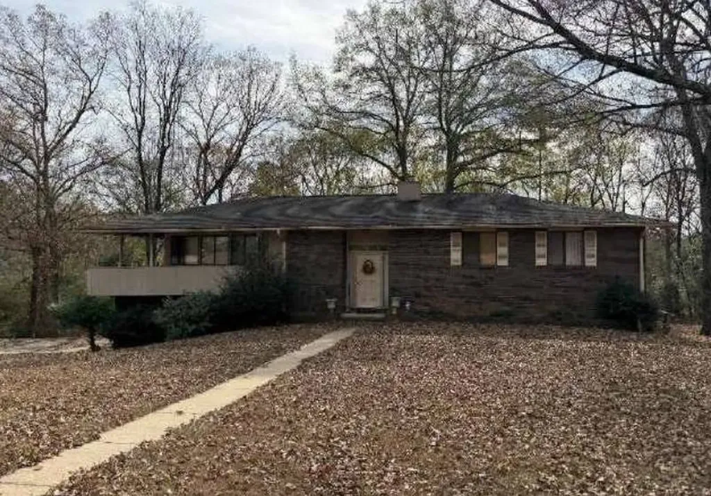 1502 Scenic Drive Talladega AL 35160