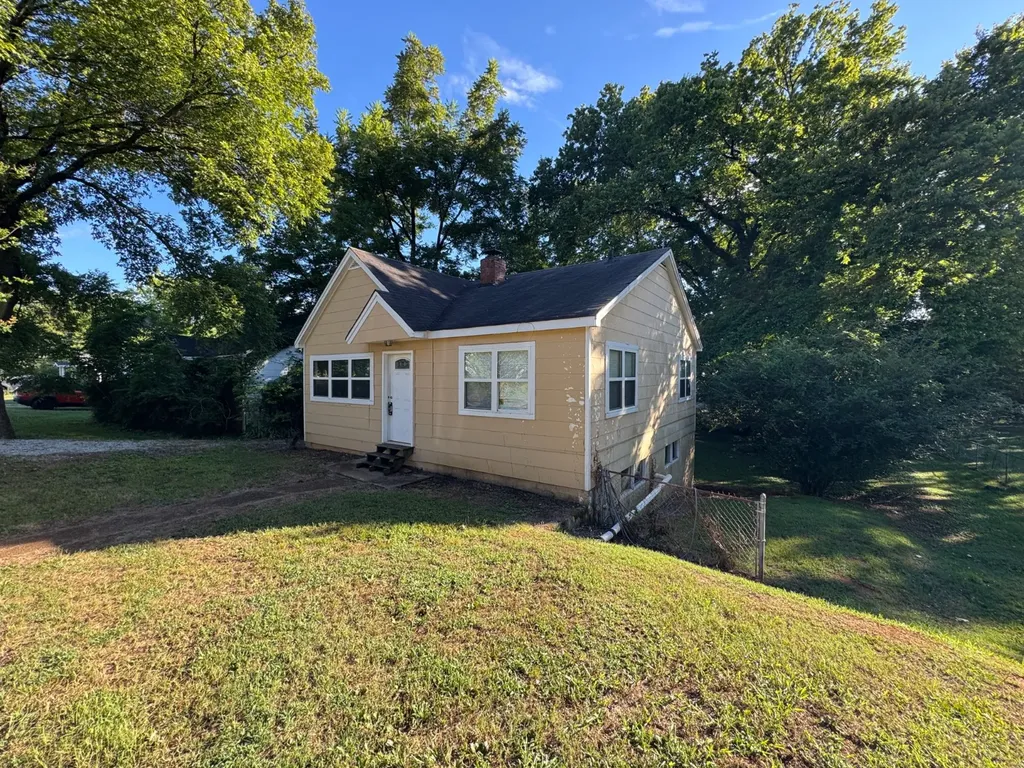 320 S Richards Street Florence AL 35630