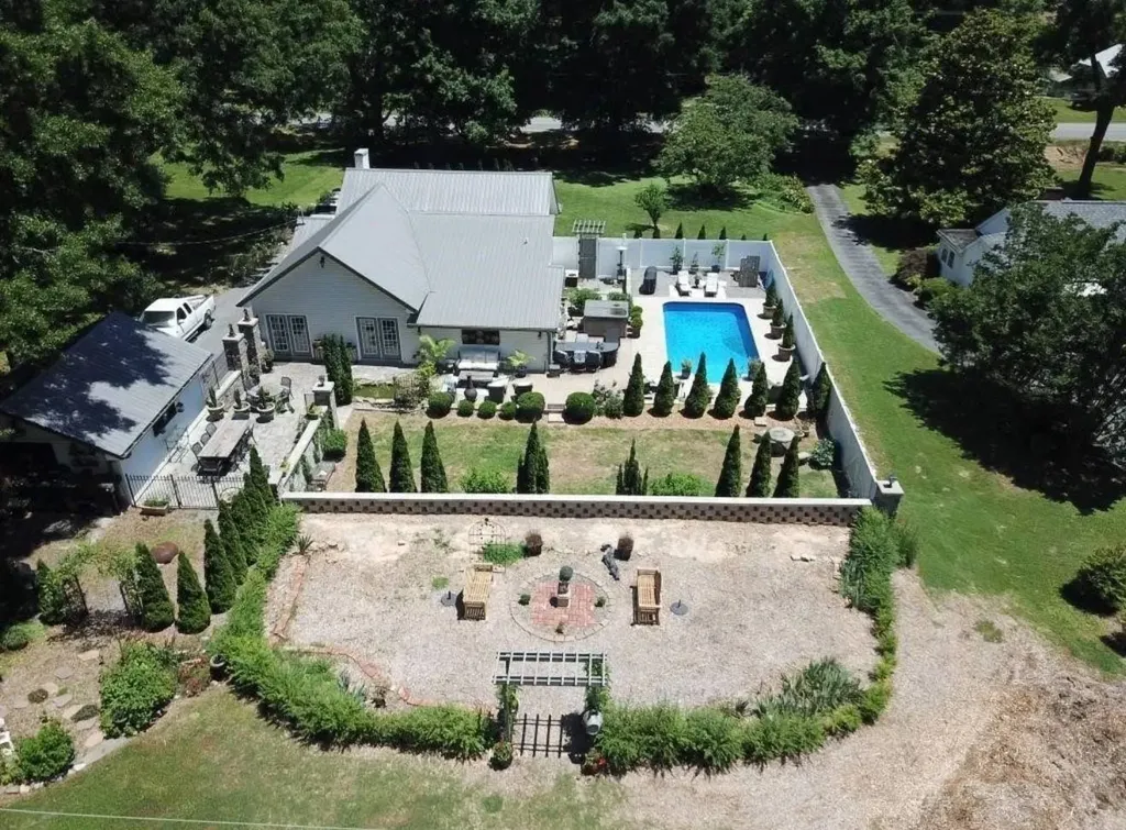 2104 Gault S Avenue Fort Payne AL 35967