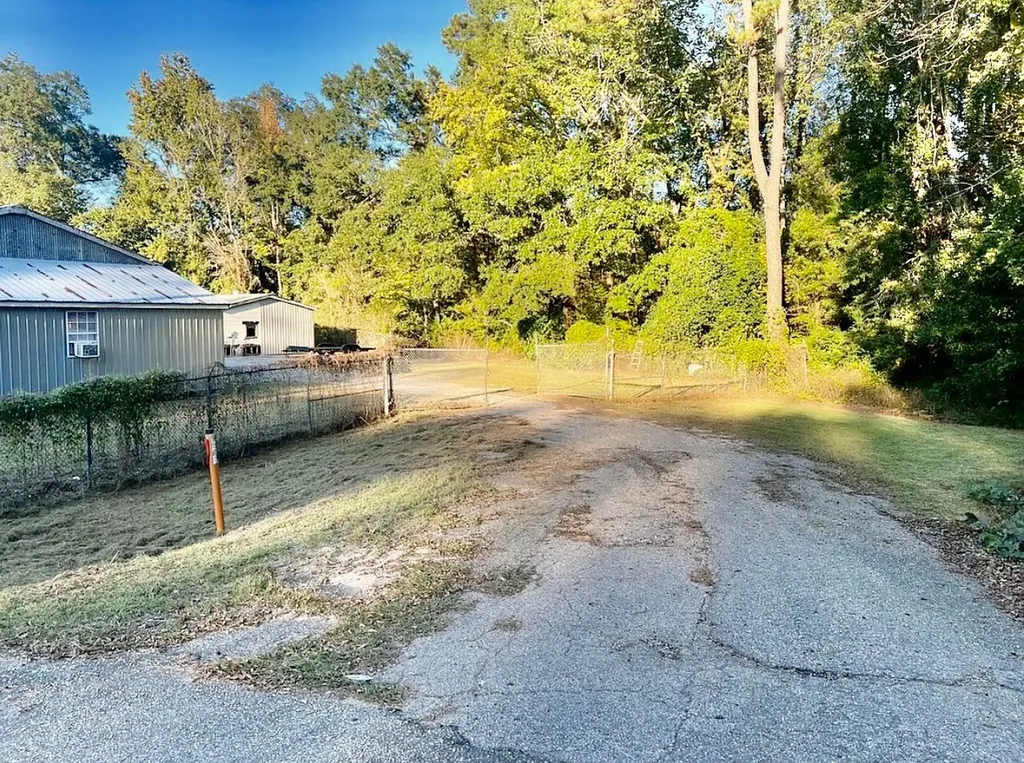 13216 Choctaw Avenue Gilbertown AL 36908