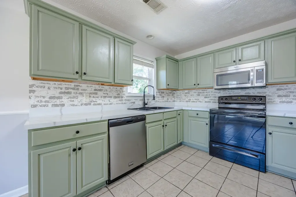 1715 Formosa Court Deatsville AL 36022