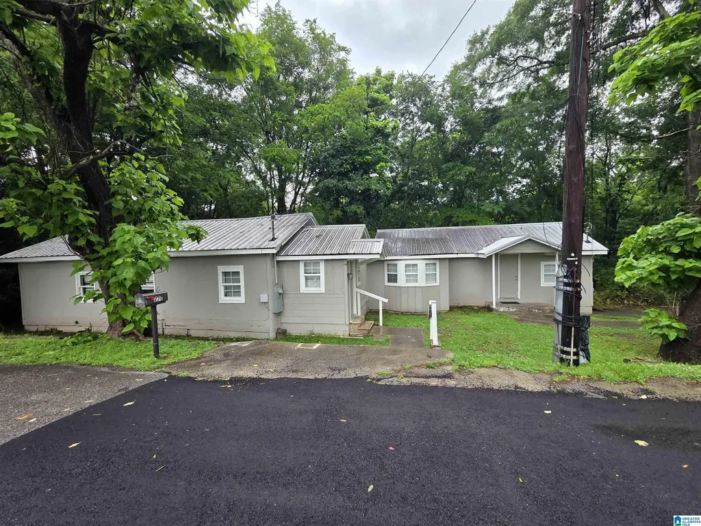 27 1st Street NE Graysville AL 35073