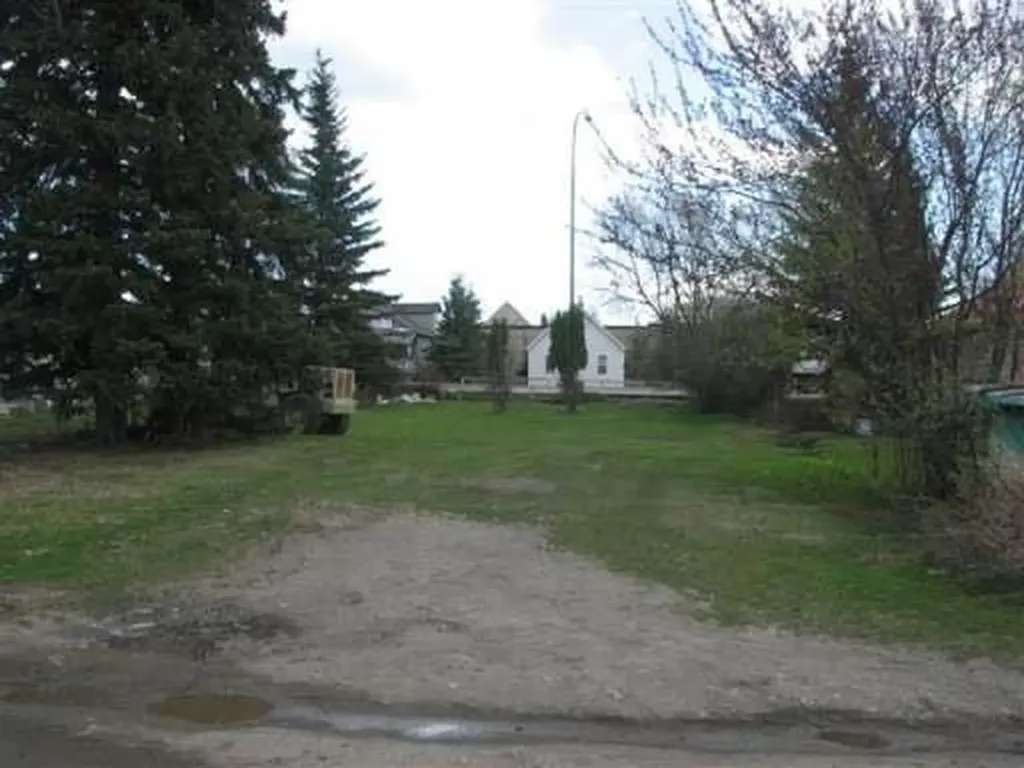 5328 4 Avenue Edson AB T7E 1L4