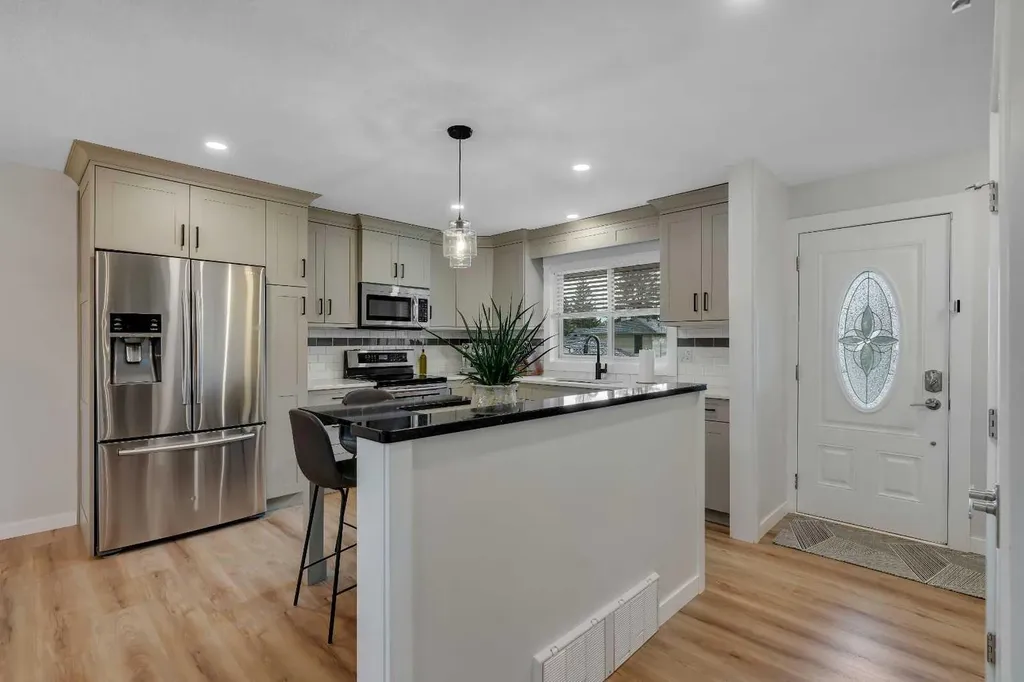 6256 Silver Springs Hill NW Calgary AB T3B 3E6
