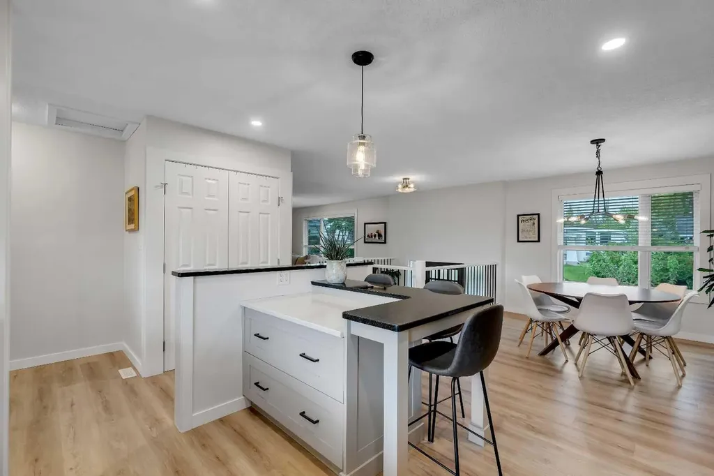 6256 Silver Springs Hill NW Calgary AB T3B 3E6