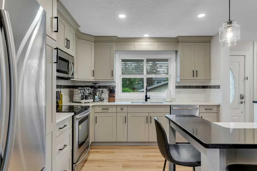 6256 Silver Springs Hill NW Calgary AB T3B 3E6