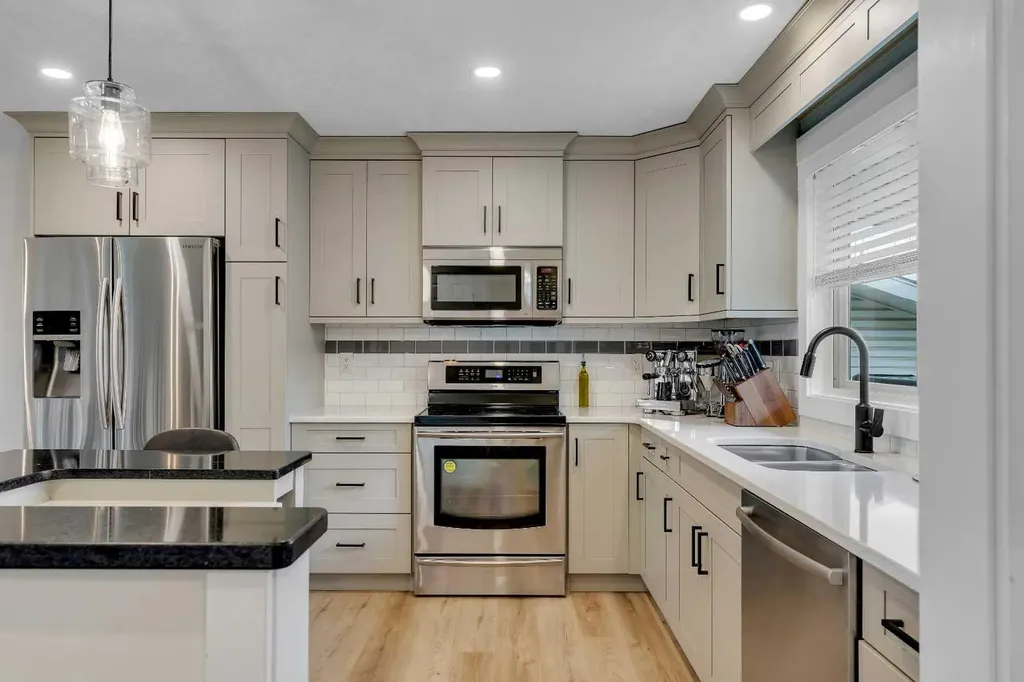 6256 Silver Springs Hill NW Calgary AB T3B 3E6