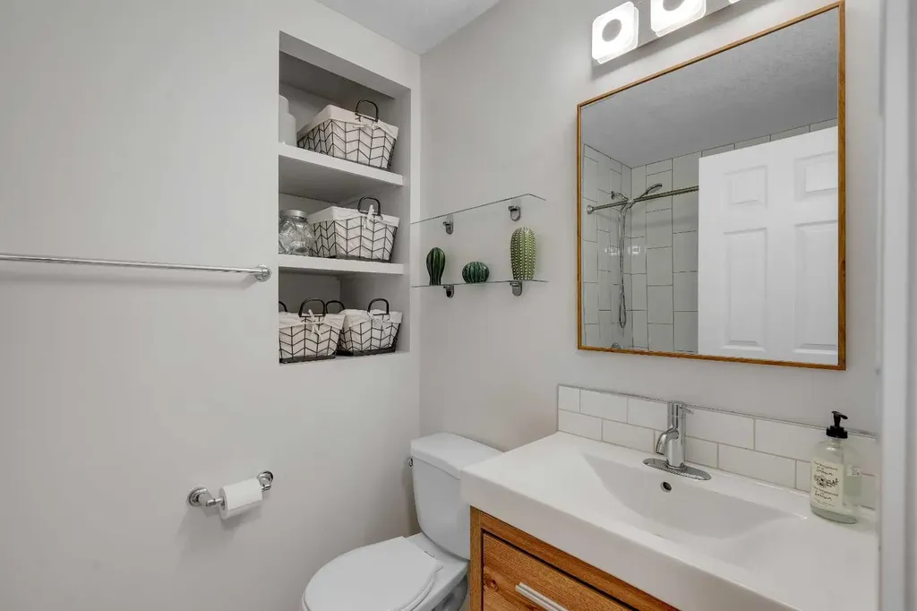 6256 Silver Springs Hill NW Calgary AB T3B 3E6